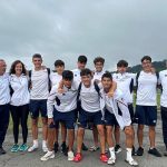 Equipo juvenil de la Federación Aragonesa de Remo junto a técnicos y responsables, posando al aire libre durante una jornada deportiva.