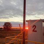 “Caseta técnica en instalación renovable al atardecer, asociada a servicios de operación y mantenimiento en fotovoltaica y almacenamiento (BESS).”