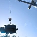 Instalación de generador nuevo en aerogenerador mediante grúa durante un gran correctivo en parque eólico