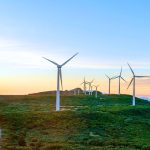 Parque eólico en España con aerogeneradores en funcionamiento sobre paisaje natural