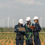 Equipo técnico realizando mantenimiento predictivo en parque eólico