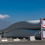 Palas de aerogenerador de gran tamaño almacenadas y preparadas para su transporte en un parque eólico