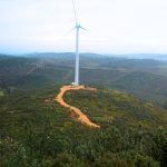 Aerogenerador en parque eólico con camino de acceso para labores de mantenimiento y operación