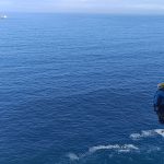 Técnico en trabajos verticales realizando mantenimiento en aerogenerador offshore sobre el mar