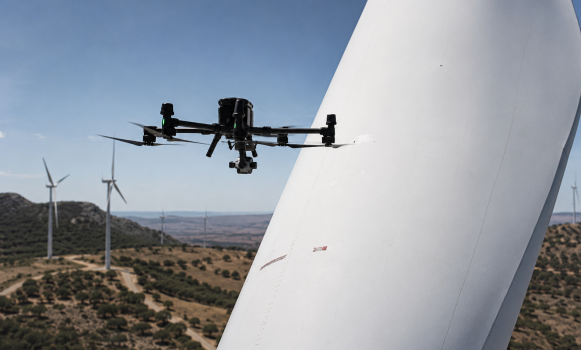 Inspección de palas eólicas con dron en parque eólico