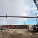 Grúas móviles realizando la manipulación de una pala de aerogenerador durante una intervención de grandes correctivos en un parque eólico