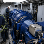 Técnicos realizando tareas de mantenimiento en el interior de la nacelle de un aerogenerador.