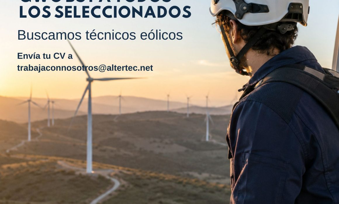 Técnico eólico con casco y arnés observando un parque eólico, junto al mensaje de Altertec sobre la formación GWO BST para personas seleccionadas.