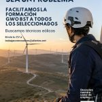 Técnico eólico con casco y arnés observando un parque eólico, junto al mensaje de Altertec sobre la formación GWO BST para personas seleccionadas.