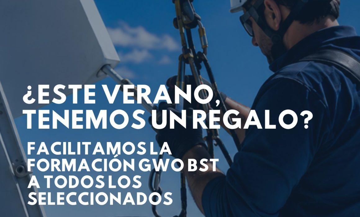 Técnico eólico con casco y arnés trabajando en un aerogenerador durante una campaña de Altertec para facilitar la formación GWO BST a personas seleccionadas.