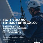 Técnico eólico con casco y arnés trabajando en un aerogenerador durante una campaña de Altertec para facilitar la formación GWO BST a personas seleccionadas.