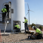 Técnicos realizando una parada programada de mantenimiento en un aerogenerador para mejorar la disponibilidad del parque eólico