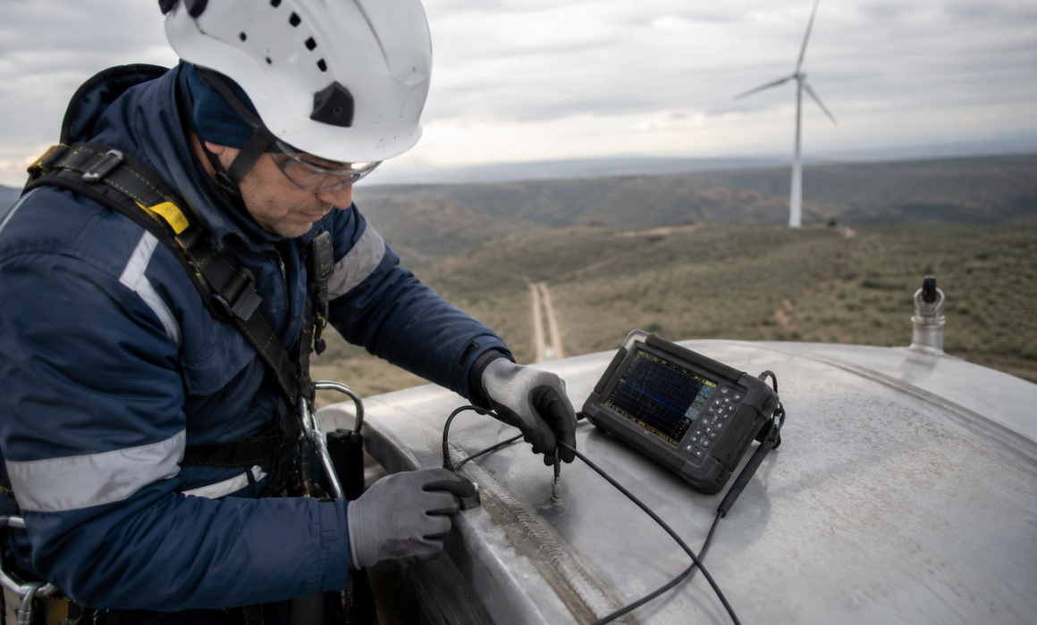 Técnico realizando un ensayo no destructivo por ultrasonidos en una unión soldada de un aerogenerador
